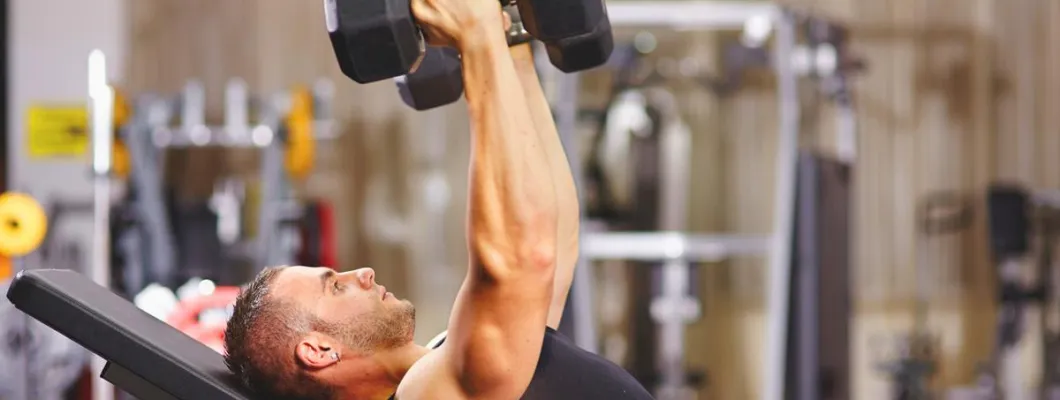 Упражнения с дъмбели за гърди – 6 варианта