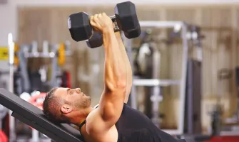 Упражнения с дъмбели за гърди – 6 варианта